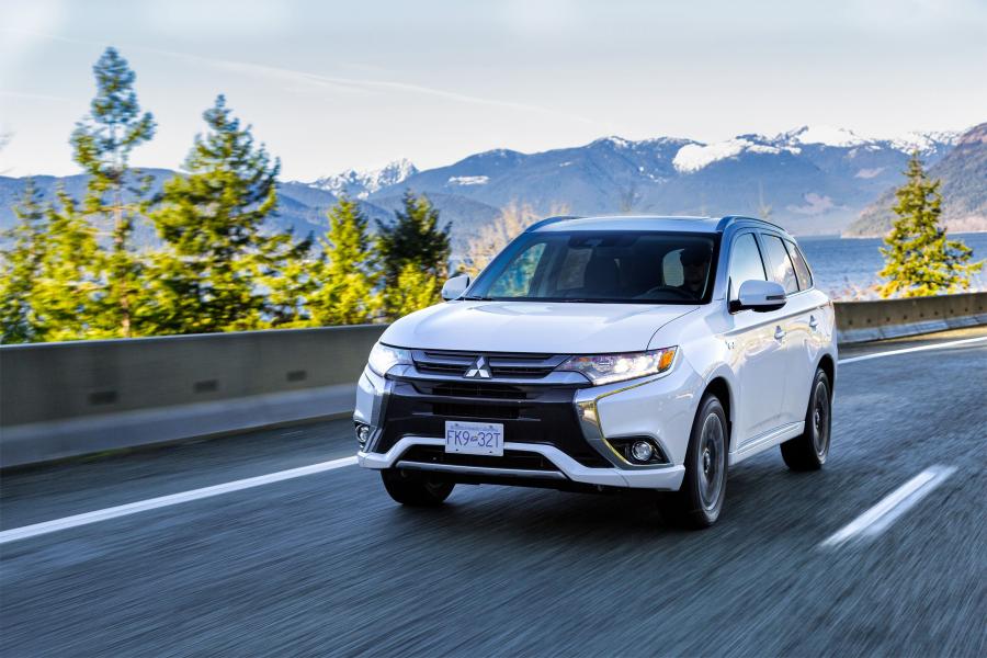  Mitsubishi Outlander PHEV 2017 года  (NA) (фото 16 из 70)